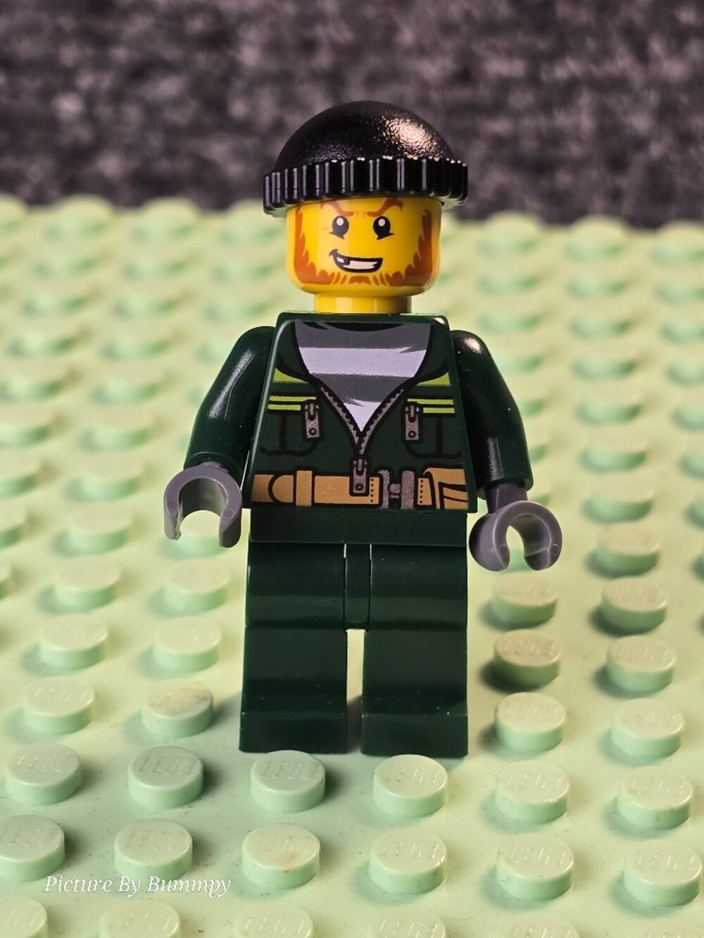 LEGO City Bandit/Crook minifigure (Design ID: cty0735).